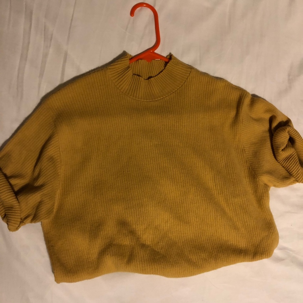 Cute yellow top